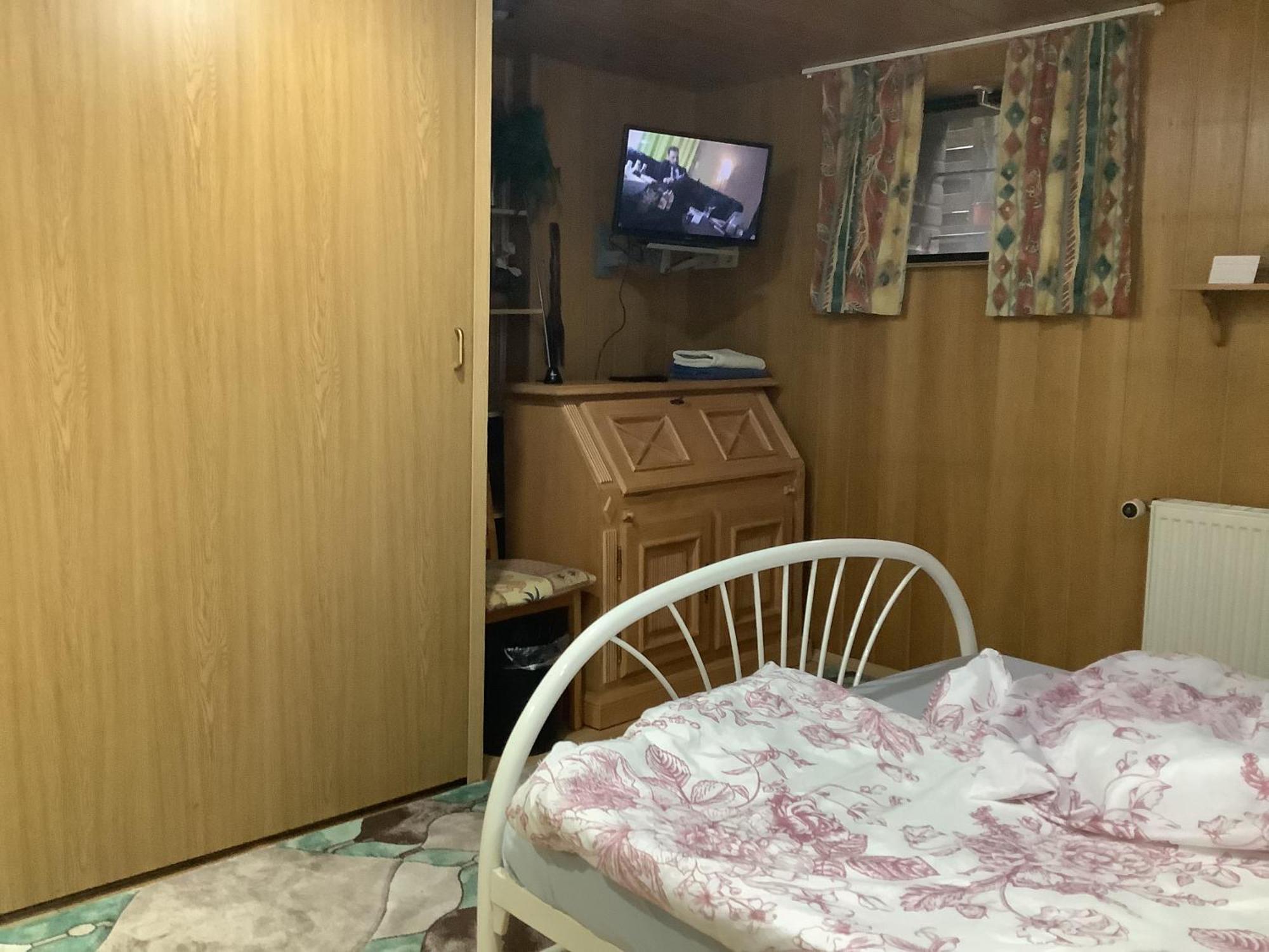 Schoenes Doppelbettzimmer Im Untergeschoss Inkl Parkplatz Nach Verfuegbarkeit * Essen